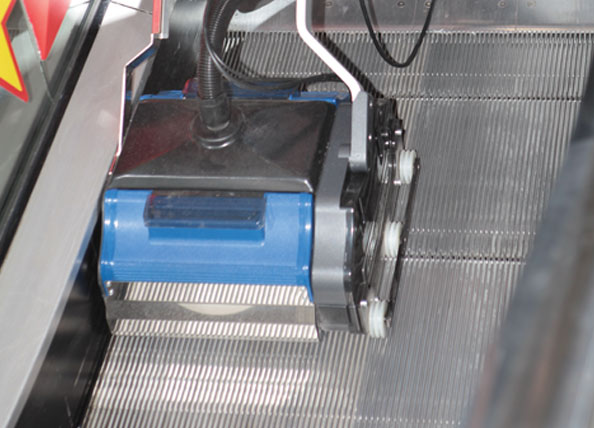 Duplex escalator cleaner effectively cleaning right up to the edges of the steps.