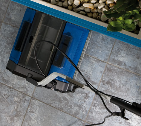 The Duplex 340 floor scrubber achieving edge-to-edge cleaning on tiles