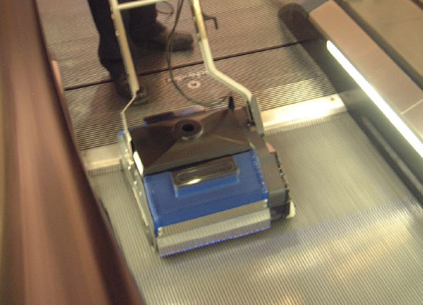 travelator-escalator-cleaner