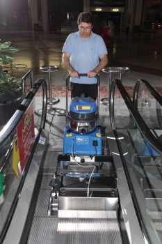 Image demonstrating the Duplex Escalator Combi's ability to clean to the very edge of an escalator.