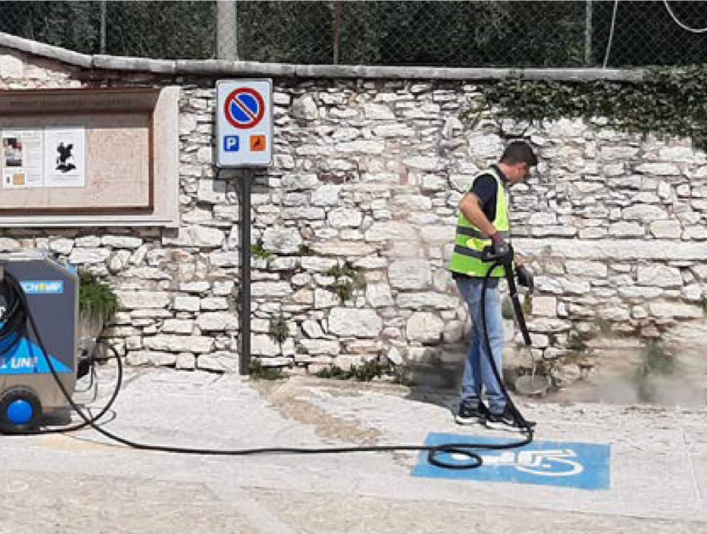 Image highlighting the use of steam technology for weed control, exemplifying an ecological and sustainable approach in environmental management.