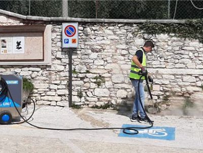 Image highlighting the use of steam technology for weed control, exemplifying an ecological and sustainable approach in environmental management.