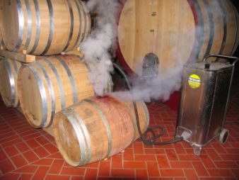 Image demonstrating the use of pressurised steam for cleaning oak barrels, highlighting its efficiency in the Wine Barrel Cleaning System.