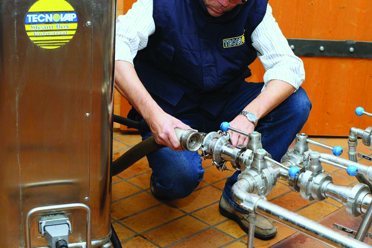 Bottling Line Cleaning System with a user-friendly design, showcasing an intuitive control panel and ergonomic trolley for ease of operation.