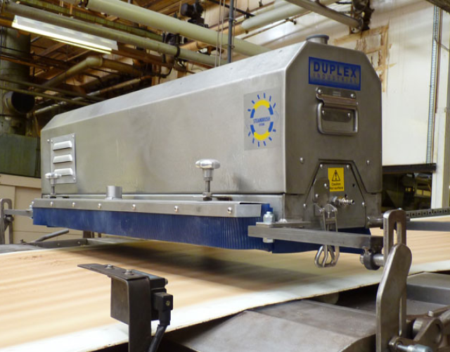 Image showcasing the effective cleaning of conveyor belts in a bakery setting, ensuring hygiene and smooth operation.