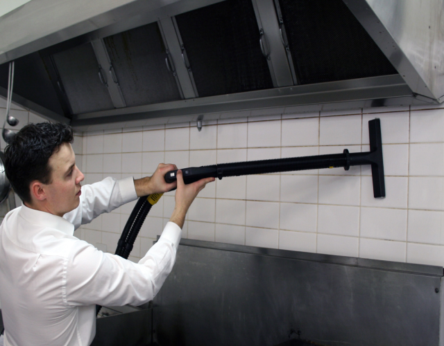 Image showcasing Duplex's steam cleaning technology for effectively cleaning wall surfaces in food and beverage settings, ensuring a hygienic and fresh appearance.