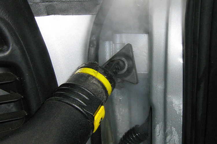 Image showcasing the use of steam cleaning technology for effectively cleaning door jambs in vehicles, ensuring thorough cleanliness and detail.