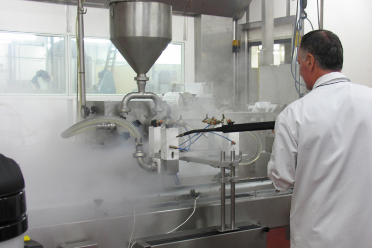 Image demonstrating the thorough cleaning of equipment and processing systems in the food and beverage manufacturing sector using advanced machinery.