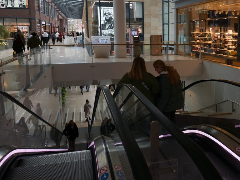 Photo Tile floor scrubber